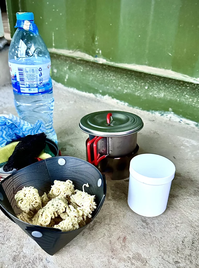 Ramen noodles tijdens de Kenya bikepacking odyssey